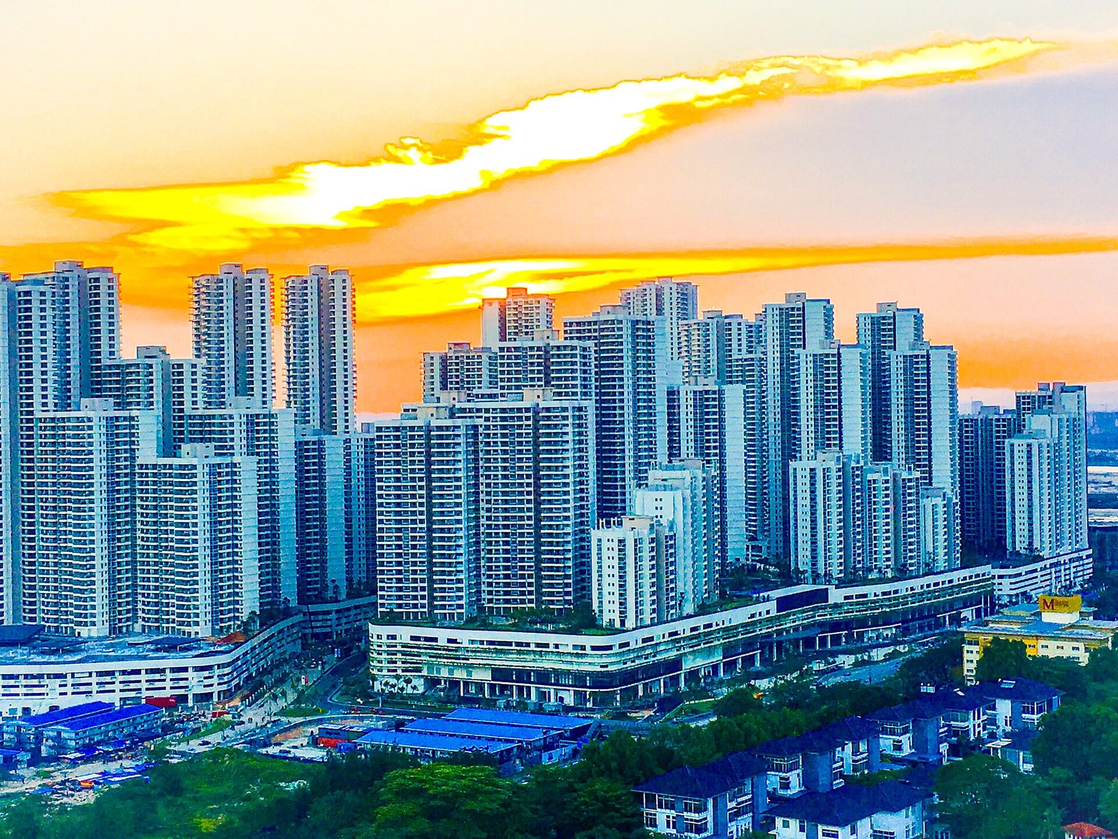 Menara kediaman tinggi di Danga Bay, Johor Bahru, ketika matahari terbenam