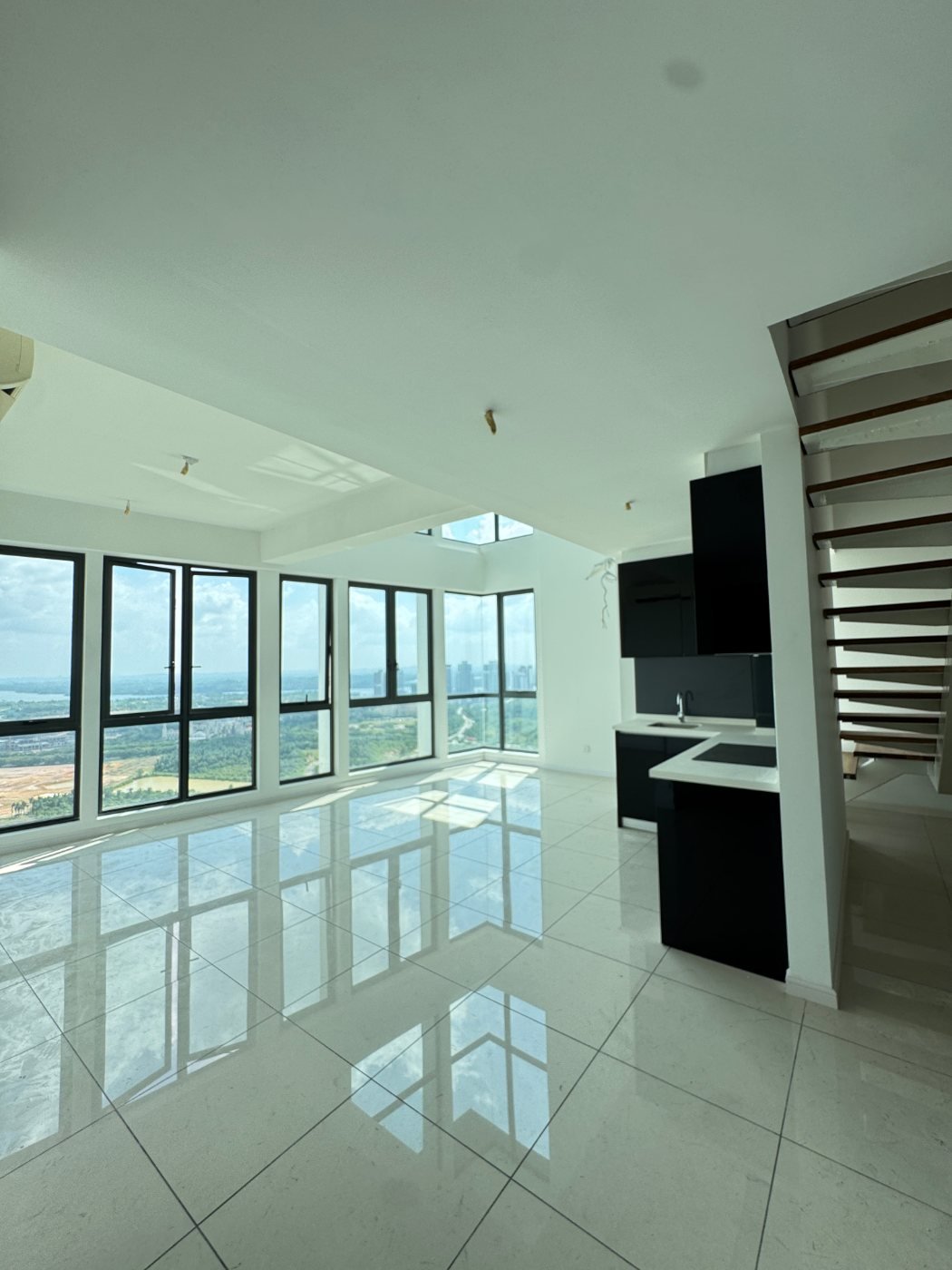Interior unit dupleks dengan jendela dari lantai hingga plafon di Elysia Park Residence, Medini