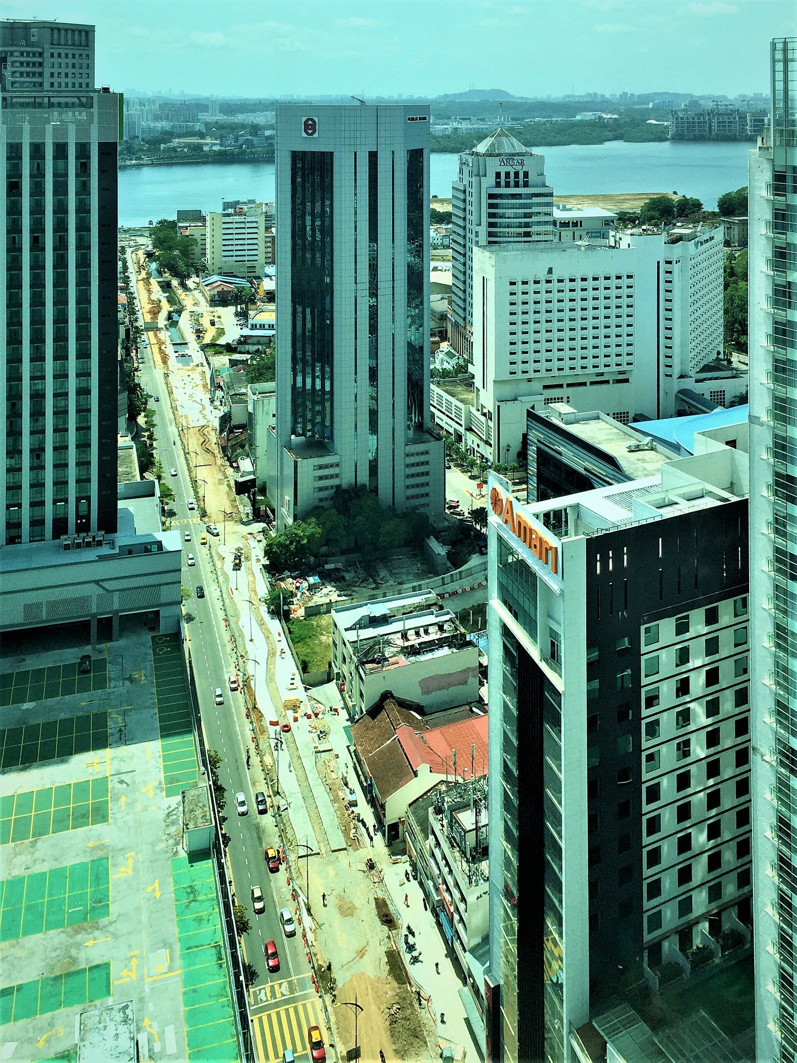 沿新山市中心 Jalan Wong Ah Fook 望向柔佛海峡的鸟瞰图