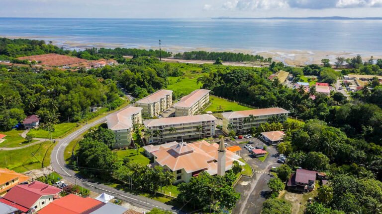 Pemandangan udara blok-blok Taman IOFC Kerupang II Apartment, Labuan