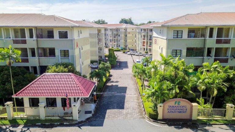 Pemandangan drone blok apartemen empat lantai Kerupang II