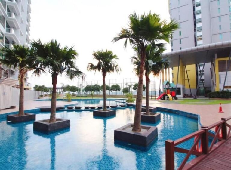 Swimming pool with palm islands, Parc Regency