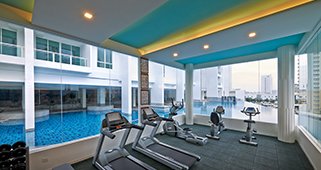 Gimnasium di sebelah kolam renang, Summerton Condominium
