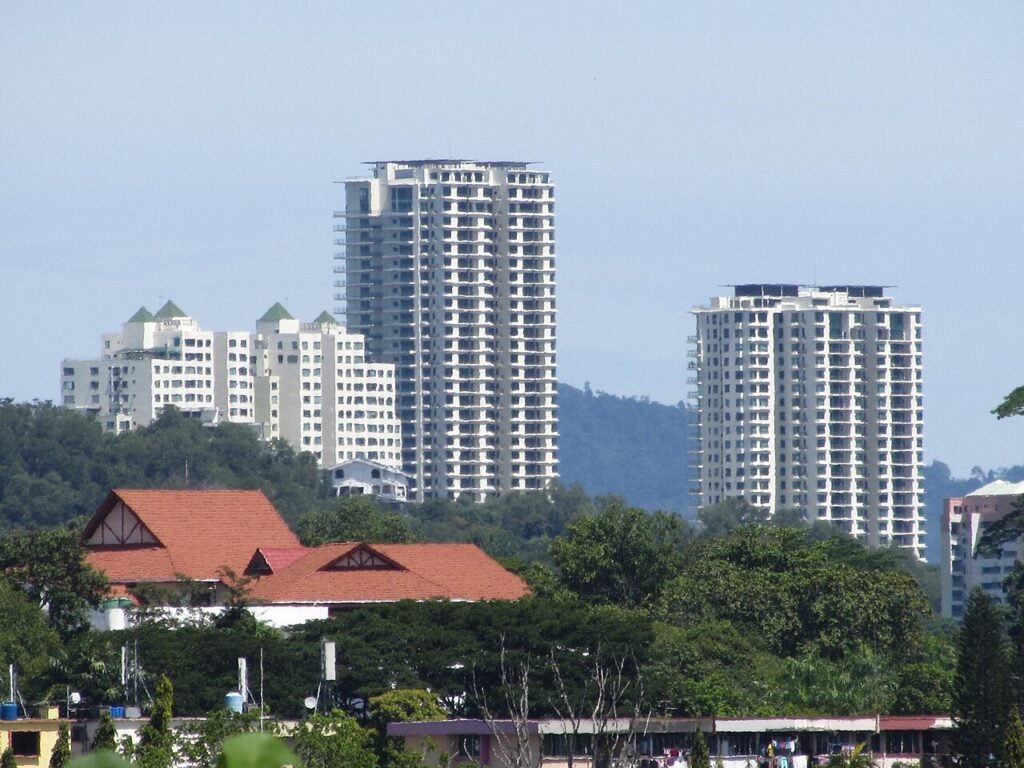 The Peak Vista, Kota Kinabalu (foto: Jason Thien, CC BY 2.0, melalui Wikimedia Commons)