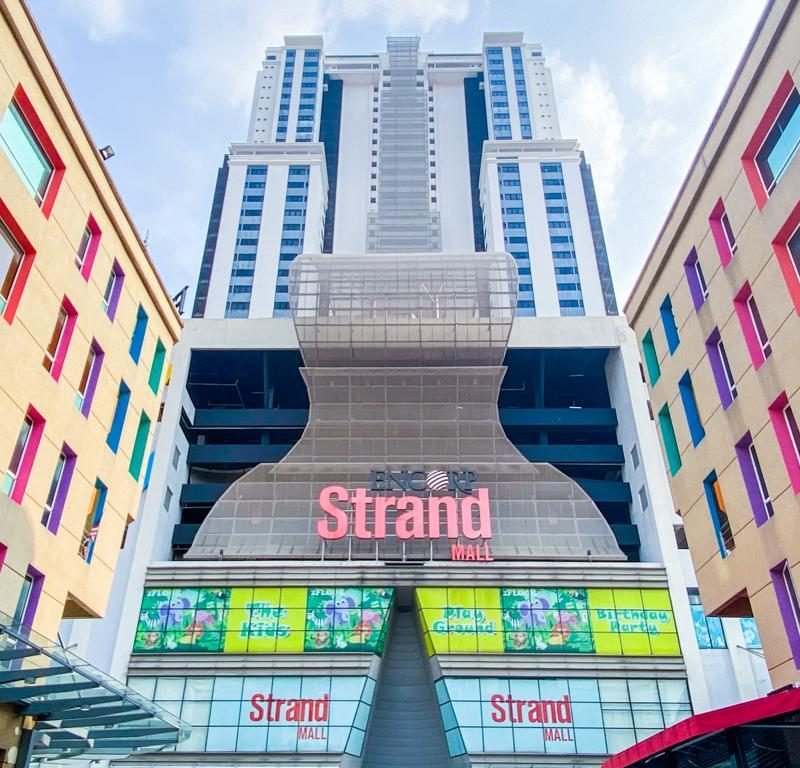 Encorp Strand Residences 旁的 Strand Mall