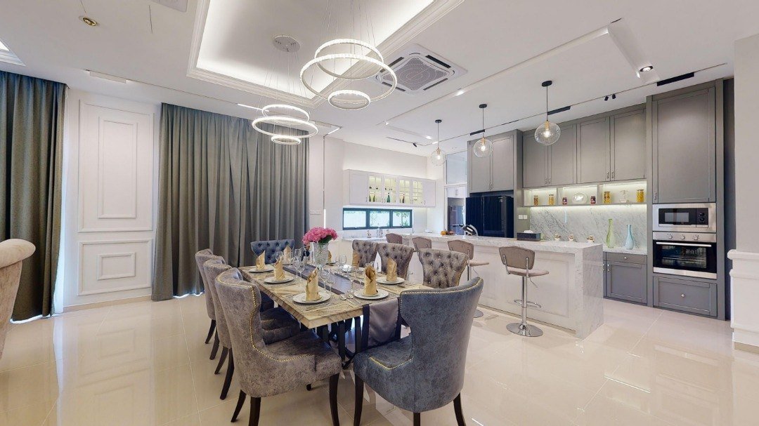 Ruang makan dan dapur rumah contoh di Danga Sutera
