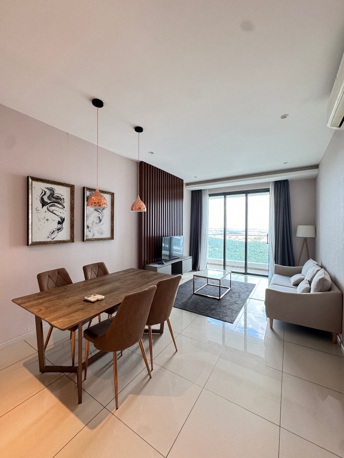 Ruang tamu dan ruang makan berperabot di unit yang sudah selesai dibangun di Elysia Park Residence
