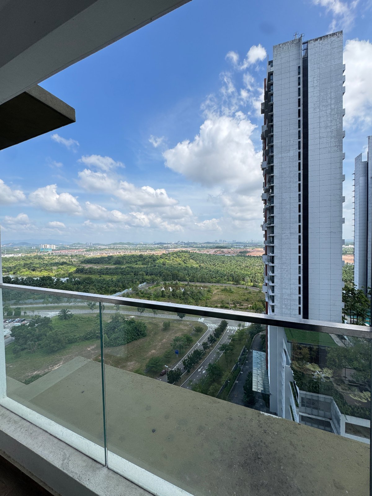 Pemandangan dari balkon di Elysia Park Residence