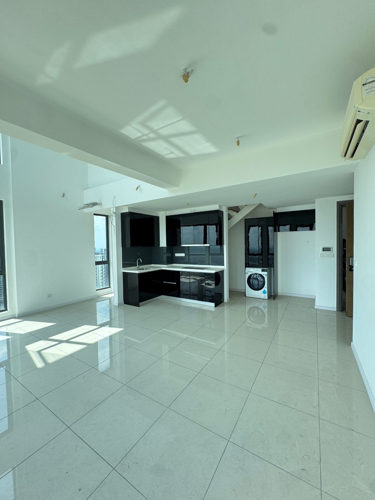 Ruang tamu unit dupleks yang sudah selesai dibangun di Elysia Park Residence