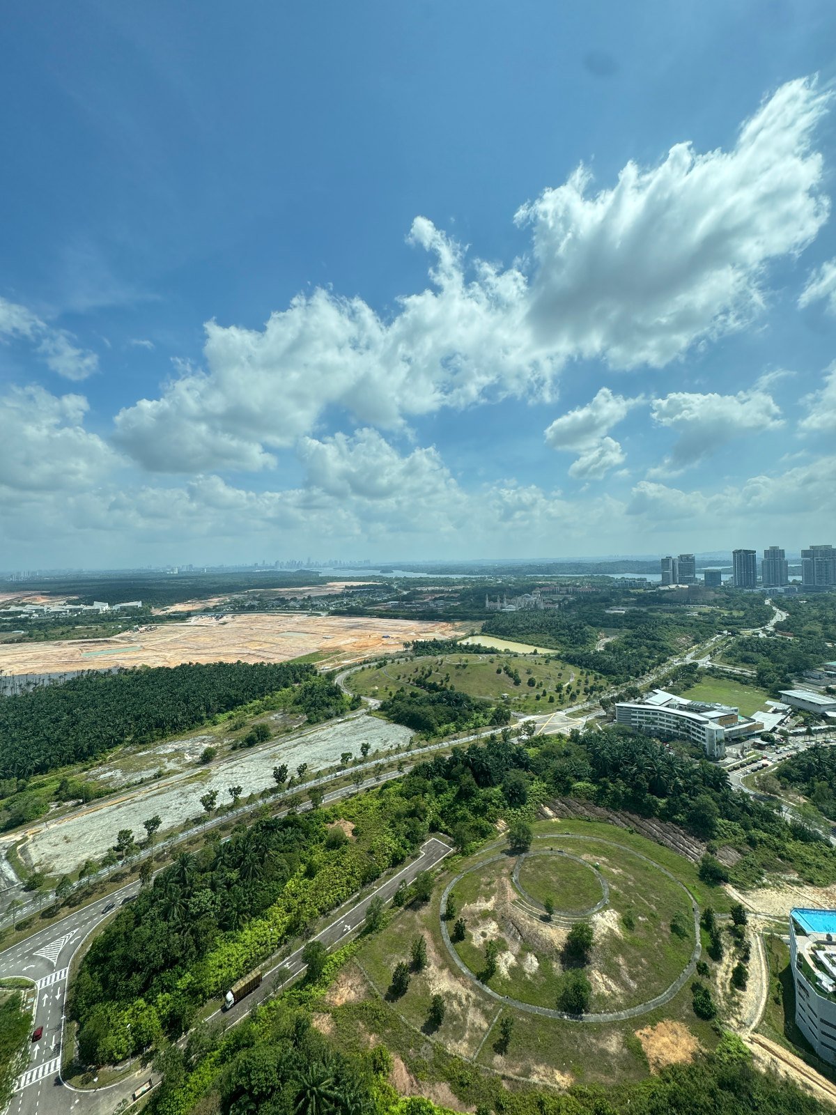 Pemandangan dari lantai atas di Elysia Park Residence