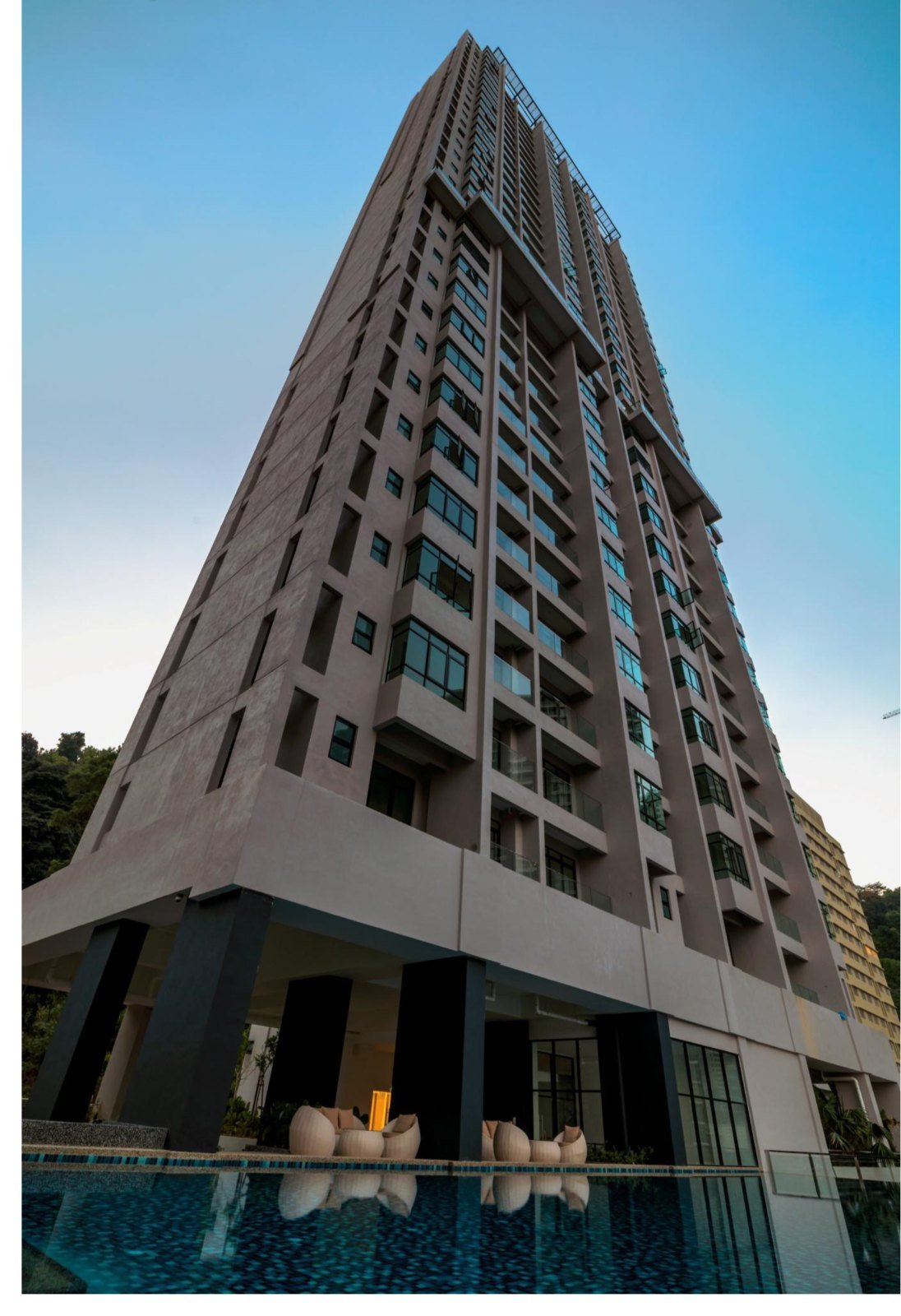从泳池平台望向 Mont Residence 大楼