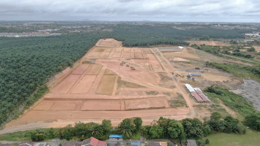 Pekerjaan konstruksi di lokasi Redhill @ Seri Alam